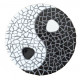 	Support Bois en forme de Yin Yang décoré avec des galets japonais BANQUISE et RÉGLISSE et des mini-céramiques BAROQUE
