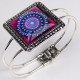 Joli carré motif Mandala de couleur rouge et bleu monté sur bracelet manchette Comtesse grand carré